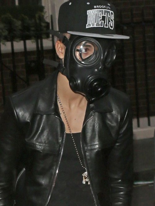 NEw Bieberpics <3 - Seite 5 Justin-bieber-gas-mask-500x664