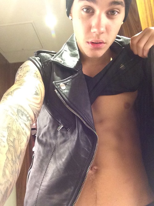 NEw Bieberpics <3 - Seite 9 Justin-Bieber-show-off-his-body