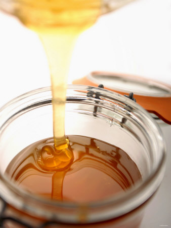 اسرار الشفاء بالعسل Paul-blundell-organic-honey-running-into-a-honey-jar