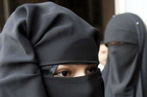 "La burqa est une invention contemporaine"  Niqabees_8_12