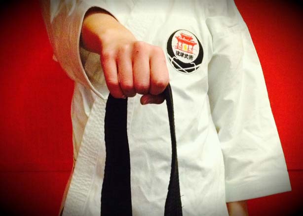 تعلم كيف تربط حزامك :) علي منتدي حرفوش How_to_tie_karate_bel_obi_step_1