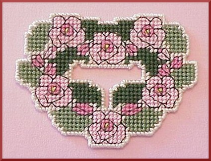 روائع فن الكنافاة البلاستيك Plastic_canvas_needlepoint_heart_with_pink_roses