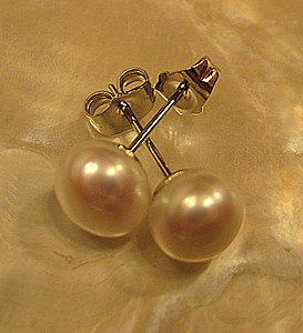 اكسسوارات اللؤلؤ من هيومانيا 6mm-white-pearl-earrings