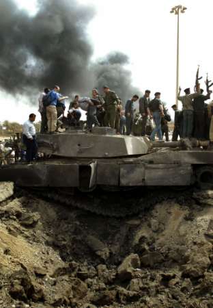 Abrams détruits en Irak Irakkrieg_-_Iraqi_soldiers_on_a_destroyed_US-tank_south_of_Baghdad_2003-04-06