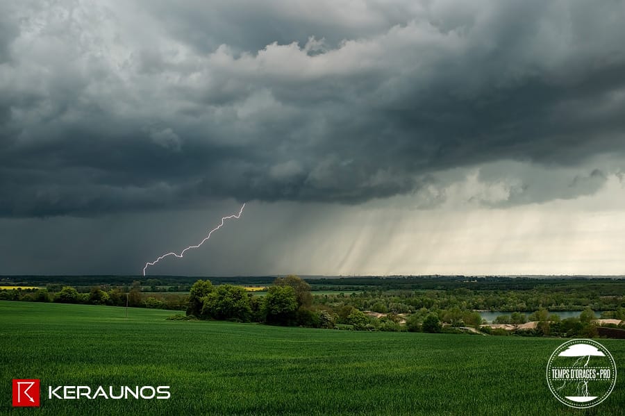 Instabilité latente? 19-29 avril - Page 3 Orage-26-avril-2015-xavier-delorme-chasseur-nievre-2