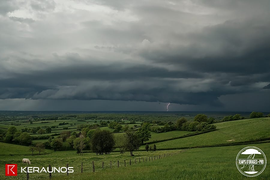 Instabilité latente? 19-29 avril - Page 3 Orage-26-avril-2015-xavier-delorme-chasseur-nievre-4