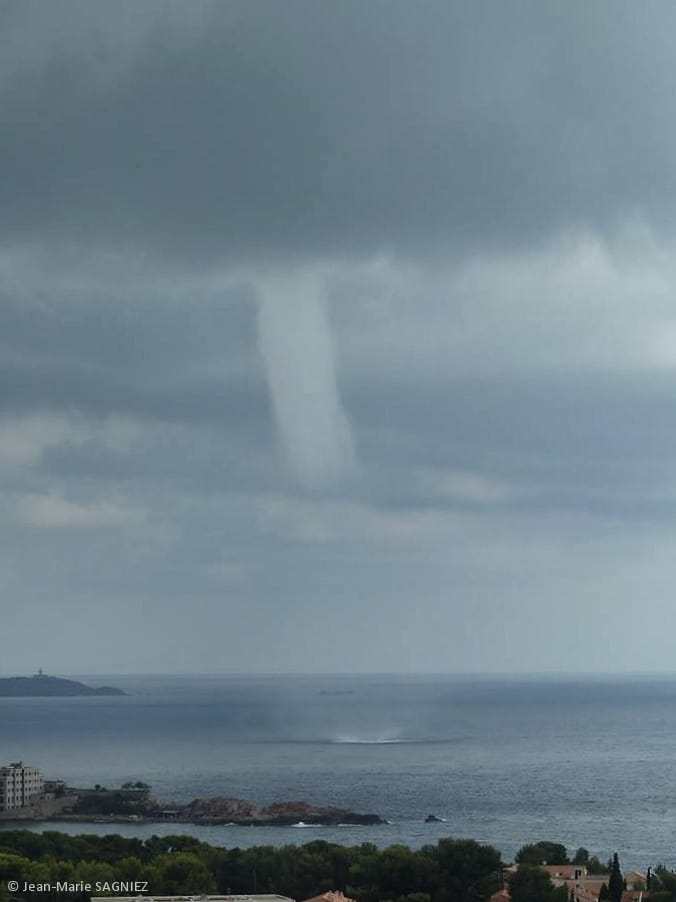 Trombe marine près de Sanary-sur-Mer (Var) le 24 septembre Trombe-marine-24-septembre-2014-bandol-sanary-sur-mer-paca-orage-photo-1