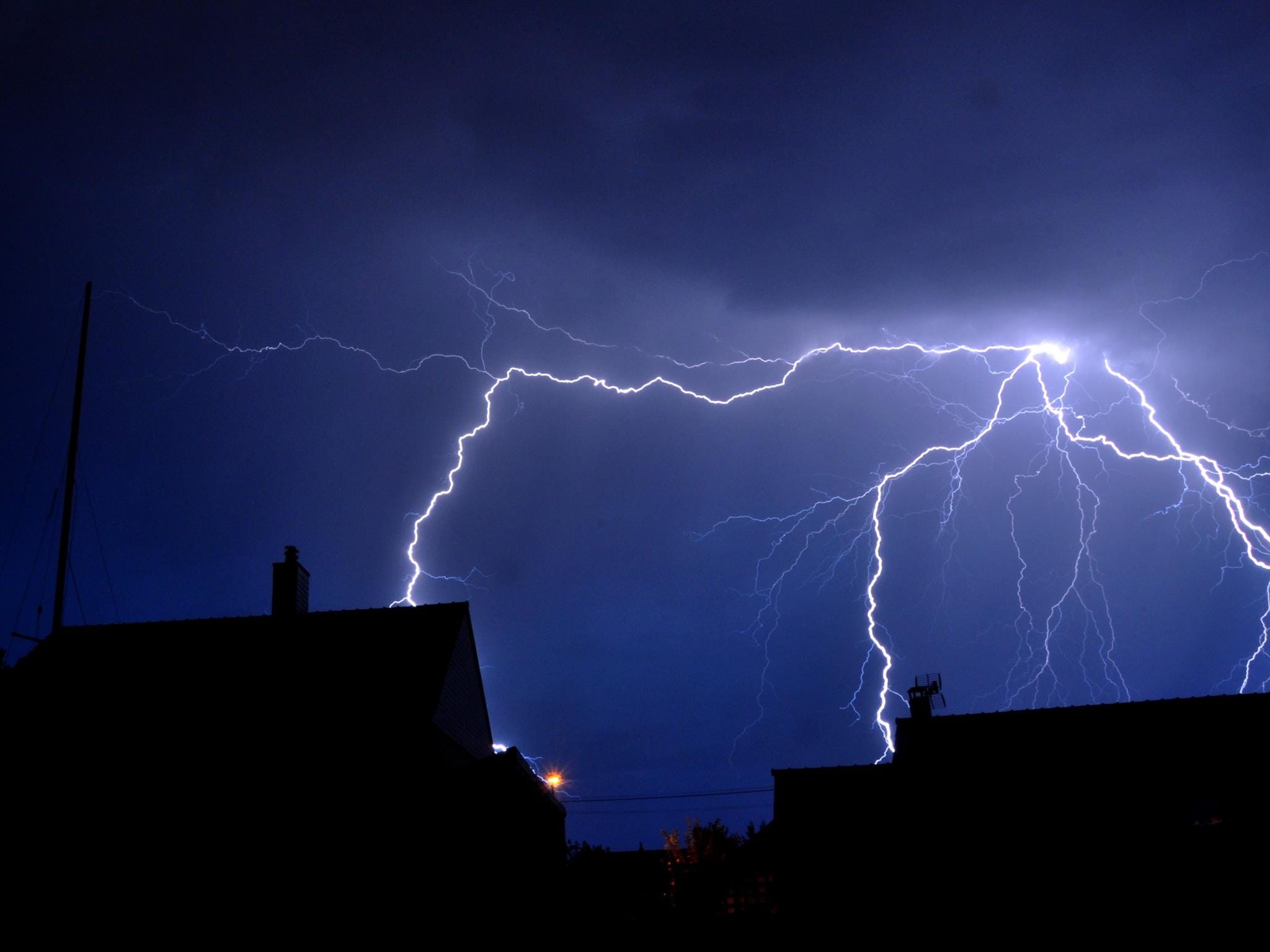 Orages localement forts dans la nuit du 12 au 13 août Orages-12-13-aout-2015-fortes-pluies-aquitaine-bretagne-finistere-normandie-charente-midi-pyrenees-photo