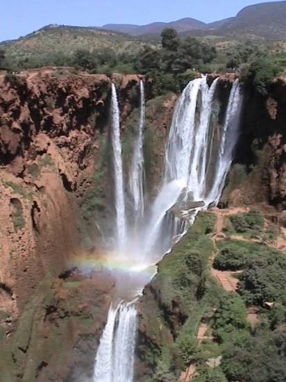 Photos étranges et insolites Torrent-chute-arc-ciel-insolite-