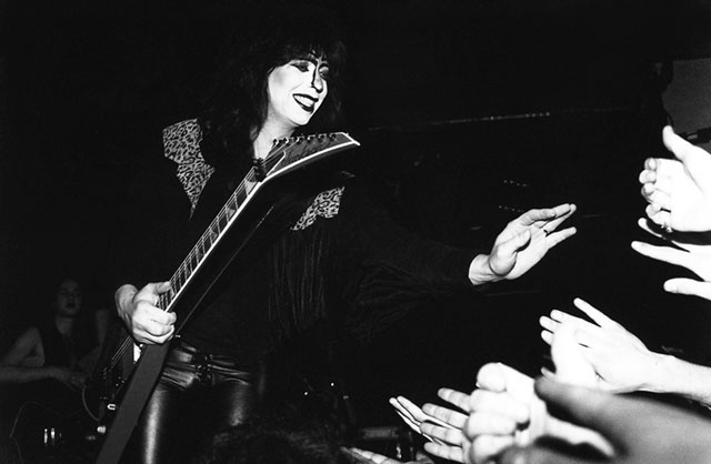 Vinnie Vincent - Page 14 Vinnie-Live-6-16_8-96