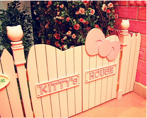    hello  .. Hello-kitty-picket-fence