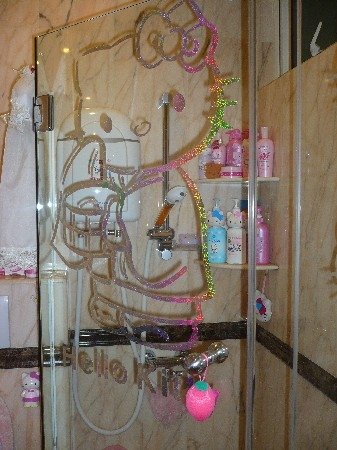 ديكور hello kite Hello-kitty-shower-door1