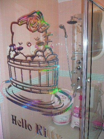 ديكور hello kite Hello-kitty-shower-outside