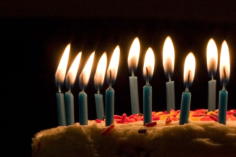 கிருஷ்ணாம்மாவுக்கு இன்று பிறந்த நாள்! 800px-Blue_candles_on_birthday_cake