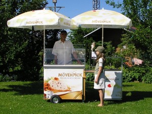 Eisstand auf der Wiese Eisstand