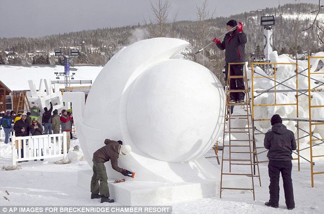 احتفالاً بنهاية فصل الشتاء فنانون حولو 20 طن من الثلج  912
