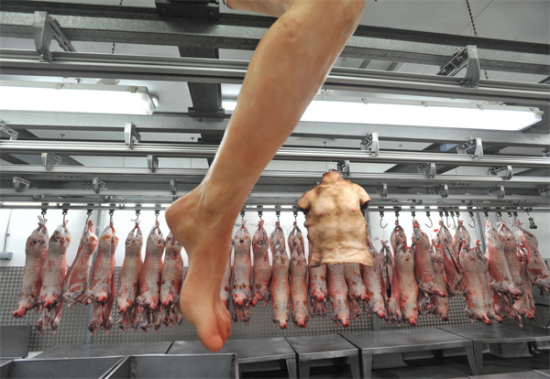 بالصور – محل جزارة يقطع ويصنع لحوما على شكل لحوم البشر Human-meat-shop6-550x379