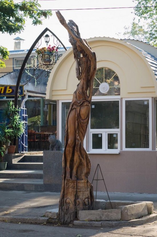 فنان عصامى يحول الأشجار الميتة إلى أعمال فنية رائعة. Simferopol-wood-sculptures6-550x826