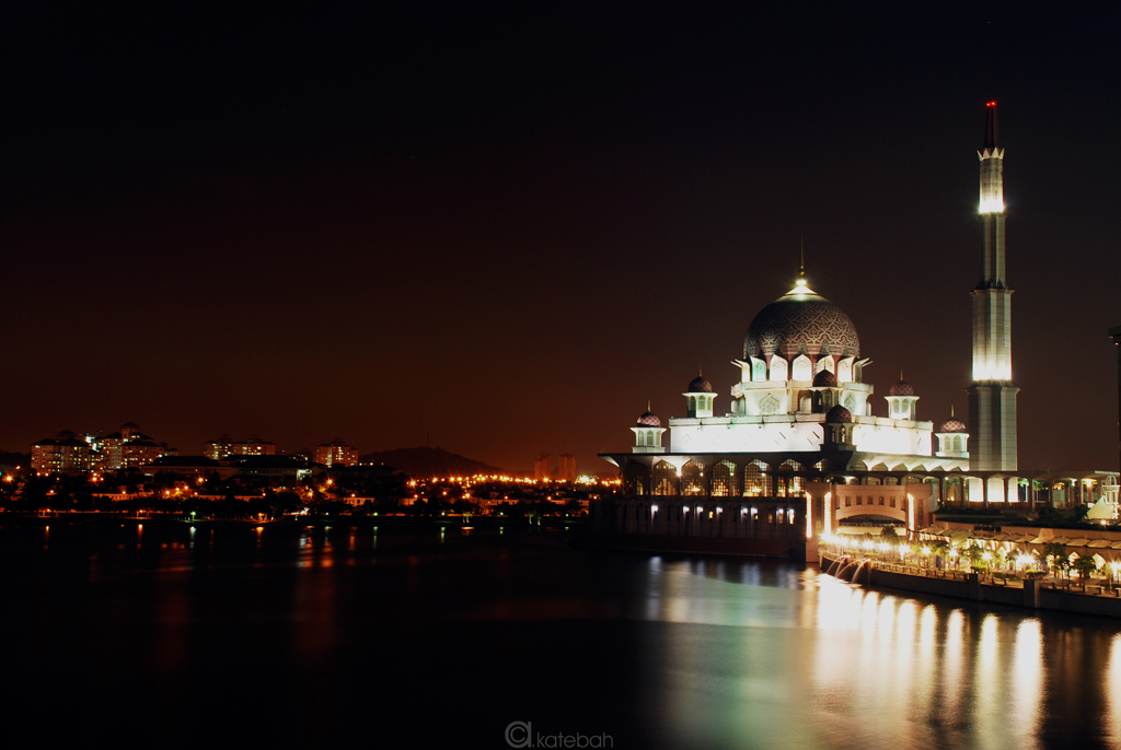 تحفة معمارية إسلامية فى ماليزيا  Putra-mosque-at-night-putrajaya-malaysia