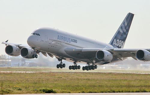 أكبر طائرة ركاب في العالم طراز ايه380 تبدأ الطيران الى بكين قبل الاولمبياد Airbus-a380-takeoff