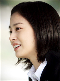 [9/11/2009] Kim Tae-hee muốn " IRIS" trở thành tâm điểm 091109_p15_kim(1)