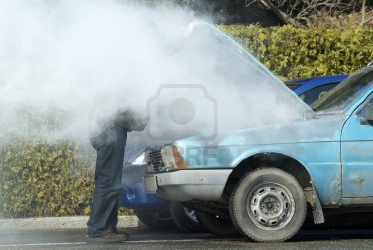 Nuevos cassetes Sony LTO6 9202659-man-looking-at-a-smoking-engine-in-his-car