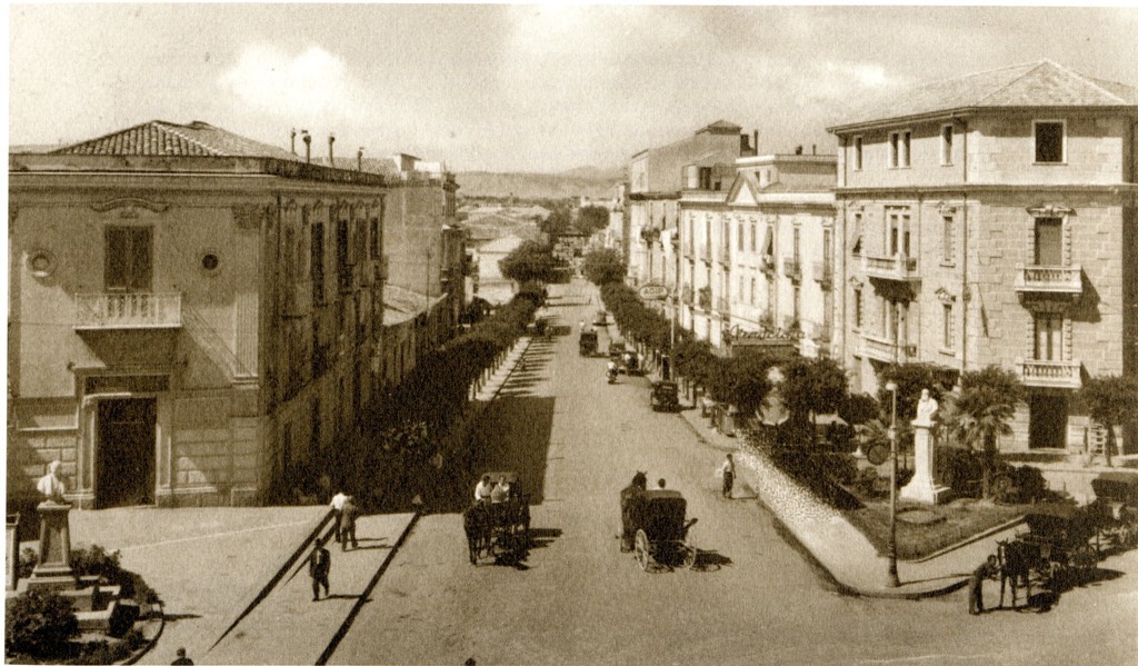 Crotone...La citt natale di Rino... CROTONE%20VIALE%20STAZIONE1