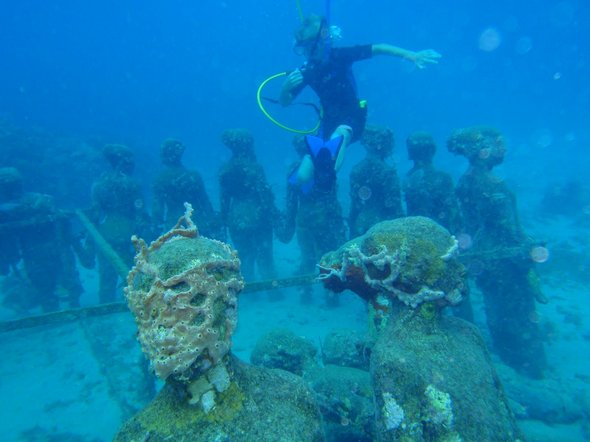 متحف تماثيل تحت الماء The-underwater-sculpture-park-02