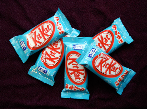 رووووووعة وغريب كت كات روعة Japanese-junk-food-ramune-kit-kat-2