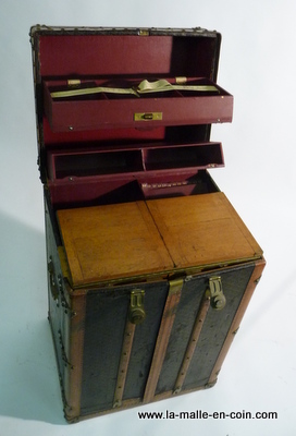 Un bureau malle (flight case devrais-je dire) Malle_goyard__bureau___type__Conan_Doyle__dessus_ouverte_3