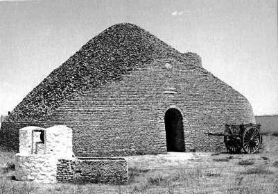 AYUDA sobre origen del topónimo "MONTE BOMBEROS DE CASTILLA" que fue de la Villa de Madrit 2-bombo-blanco-y-negro