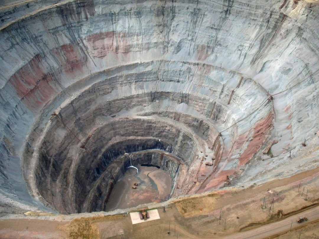 Mine russe de Mir By laboiteverte.fr Mine-russie-diamants-mir-03-1080x810