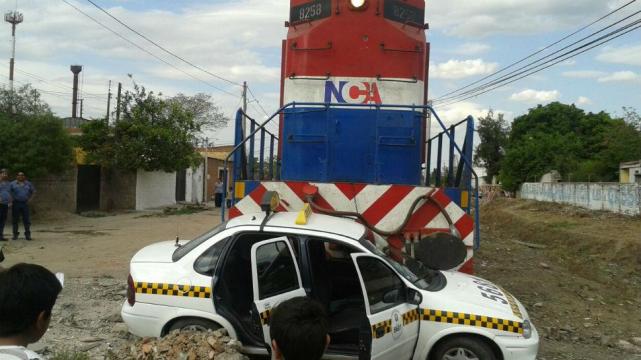 Un tren chocó a un taxi y lo arrastró más de 50 metros Tmb1_608665_20140919171219