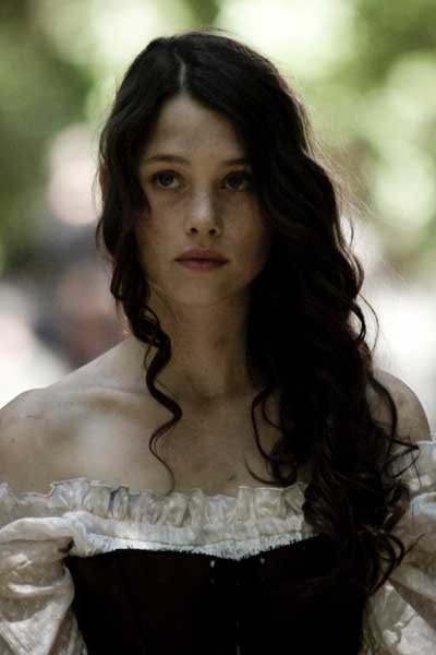 Relaciones de una dulce y peligrosa lobita// Llewellyn's Relantioship Astrid_berges_frisbey