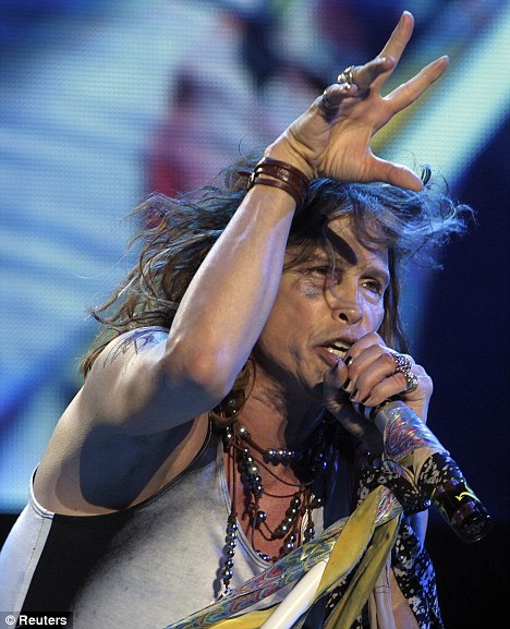 Steven Tyler në koncert me sy të nxirë Steven