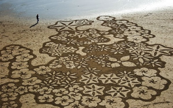 Artisti që vizaton mbi rërë  33