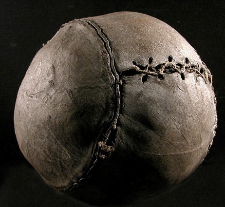 Topi i futbollit, më i vjetri në botë Oldest-football-in-the-world