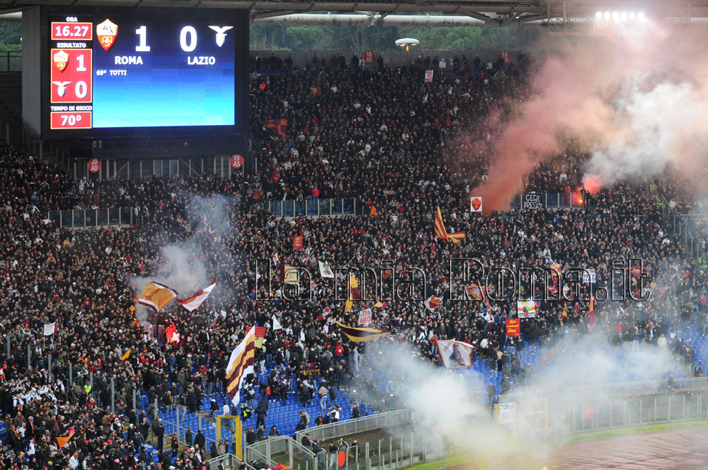 Le Mouvement Ultra en Italie - Page 2 Roma-lazio13marzo11_379