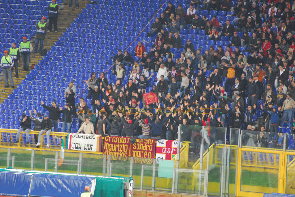 Le Mouvement Ultra en Italie - Page 37 Roma-chelsea4nov08_372