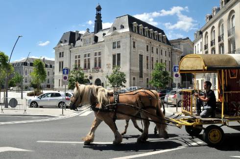 Fusion des rectorats ? Bc-le-cirque-bidon-arrive-a-montlucon_1143359