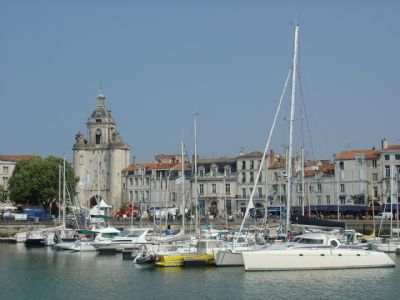 Des joyaux de l'architecture parisienne galvaudés La-rochelle-vieille-horloge