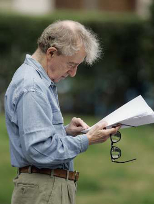 Hombres lectores Woody-sin-gafas-y-leyendo