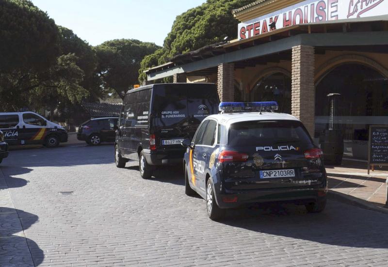 Dos encapuchados acribillan a un irlandés en la terraza de un pub en Marbella Marbella