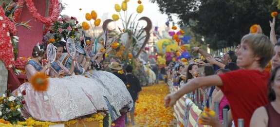 Sin la bandera de España, Ribó valencianiza la Batalla de Flores erradicando la simbología nacional 86897796