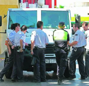 Dos heridos en un atraco a un camin blindado en un centro comercial de Estepona 2844572