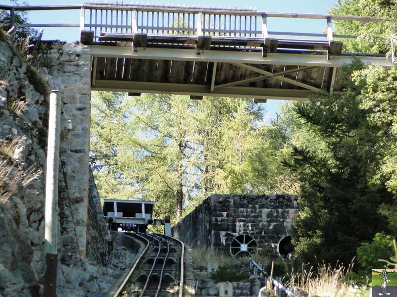 Parc d'Attractions du Châtelard (2 funiculaires et 1 petit train panoramique) (VS, Suisse) (11-09-2010) Chatelard_Chateau_d_eau_025