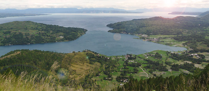 Augmentation sismique et fumerolles sur la caldeira du Toba  Lac_toba_sumatra