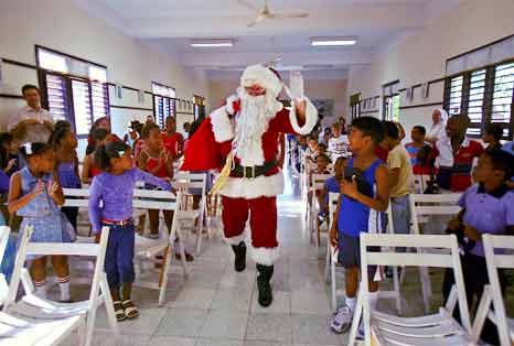 pROPONGO REUNIR JUGUETES PARA ENVIAR A LOS NINOS CUBANOS POR NAVIDAD. - Página 3 Wright-santa