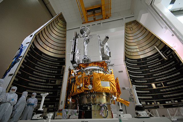 apollo - LRO (Lunar Reconnaissance Orbiter) - Page 2 LRO_cleanroom