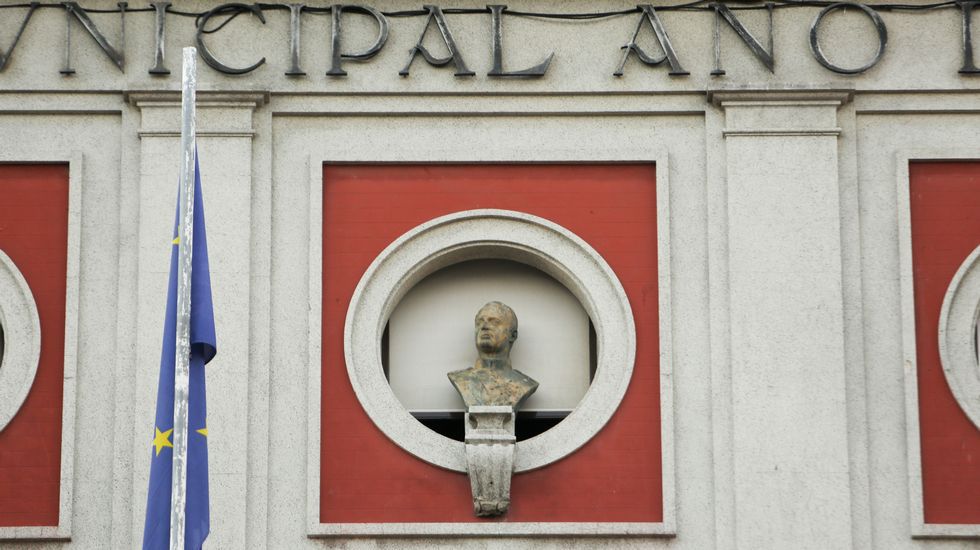 Ferrol retirará el busto de Juan Carlos I de la fachada del Ayuntamiento 